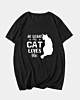 Wenigstens liebt mich meine Katze - T-Shirt mit V-Ausschnitt