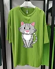 Hockende Cartoon-Katze 4 - Übergroßes T-Shirt mit halben Ärmeln