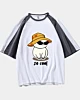 Chat jaune mignon et cool avec des lunettes de soleil et des chapeaux sur un t-shirt raglan à manches mi-longues.