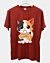 Adorable gato de dibujos animados sosteniendo madera cerrada - Classic T-Shirt